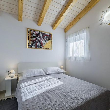 Modean In Pula - Haus Fuer 2-3 Personen Villa Exterior photo